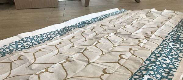 Konya'da tek kullanımlık ürünler üreten firmanın cami, iş yerleri ve tüm açık alanlarda kullanıma uygun seccadesi, yeni tip koronavirüsle (Kovid-19) mücadele sürecinde daha çok ilgi görmeye başladı. - Sputnik Türkiye