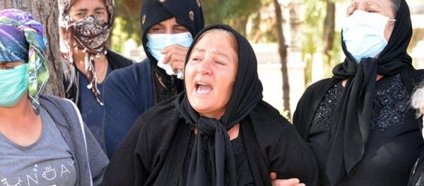 Muğla'da milli boksör sevgilisi Selim Ahmet Kemaloğlu tarafından bıçaklanarak öldürülen Zeynep Şenpınar, memleketi Kahramanmaraş'ta babasının yanına defnedildi. Kızının tabutuna sarılarak gözyaşları döken acılı anne Zeynep nasıl kıydılar sana her tarafın yara Zeynep. Katil, kızımı parçaladın, katil'' diyerek feryat etti. Muğla'da milli boksör sevgilisi Selim Ahmet Kemaloğlu tarafından bıçaklanarak öldürülen Zeynep Şenpınar, memleketi Kahramanmaraş'ta babasının yanına defnedildi. Kızının tabutuna sarılarak gözyaşları döken acılı anne Zeynep nasıl kıydılar sana her tarafın yara Zeynep. Katil, kızımı parçaladın, katil'' diyerek feryat etti. - Sputnik Türkiye