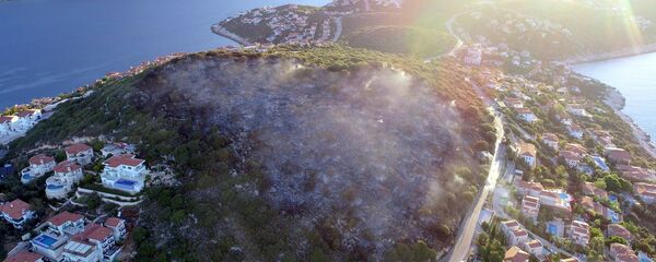 Antalya'nın Kaş ilçesi Çukurbağ Yarımada mevkiinde çıkan orman yangını tamamen söndürülürken alevlerin verdiği zarar gün ağarınca ortaya çıktı. Yaklaşık 4 saat devam eden yangında 3 hektarlık makilik alan kül oldu. - Sputnik Türkiye