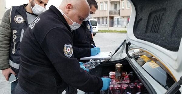 Kısıtlamada taksiyle içki satarken bekçiye yakalandı - Sputnik Türkiye