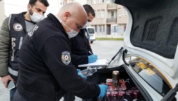 Kısıtlamada taksiyle içki satarken bekçiye yakalandı - Sputnik Türkiye