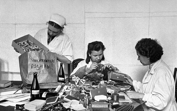 Krasnıy Oktyabr çikolata fabrikasının çalışanları, Kızıl Ordu askerleri için hediyeler hazırlıyor. Moskova, 1941 yılı. - Sputnik Türkiye