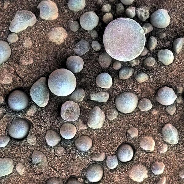 Mars yüzeyinde görüntülenen gizemli objeler - Sputnik Türkiye