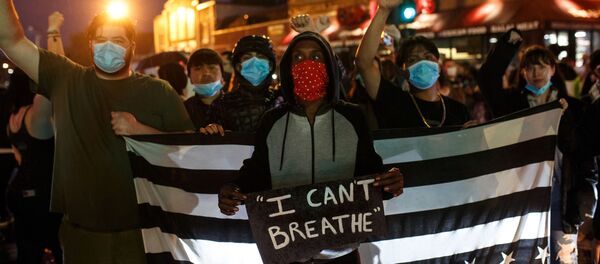  ABD’de, George Floyd adlı bir siyah vatandaşın gözaltına alınırken polis tarafından boğularak öldürülmesi protesto edildi. - Sputnik Türkiye