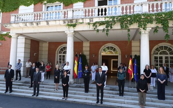 İspanyol parlamentosu bir dakikalık sessizliğe gömülürken, Başbakan Pedro Sanchez başta olmak üzere hükümet mensupları da saygı duruşunda bulundu. - Sputnik Türkiye