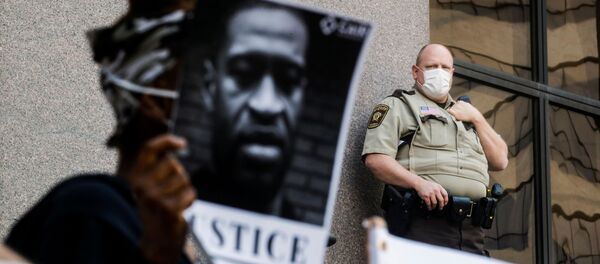 ABD'nin Minneapolis kentinde siyahi George Floyd'un (46) gözaltına alınma işlemi sırasında polis şiddetiyle hayatını kaybetmesi protesto edildi - Sputnik Türkiye