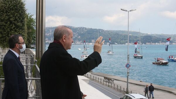  Cumhurbaşkanı Erdoğan, fetih kutlamaları dolayısıyla Boğaz'dan geçen tekneleri selamladı - Sputnik Türkiye