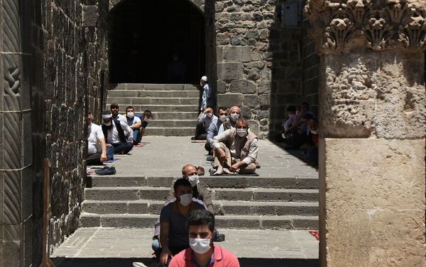 Diyarbakır'da 74 gün aranın ardından sosyal mesafeli cuma namazı kılındı. - Sputnik Türkiye