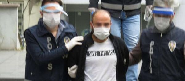 Kilise kapısındaki haçı söken Mazlum D - Sputnik Türkiye