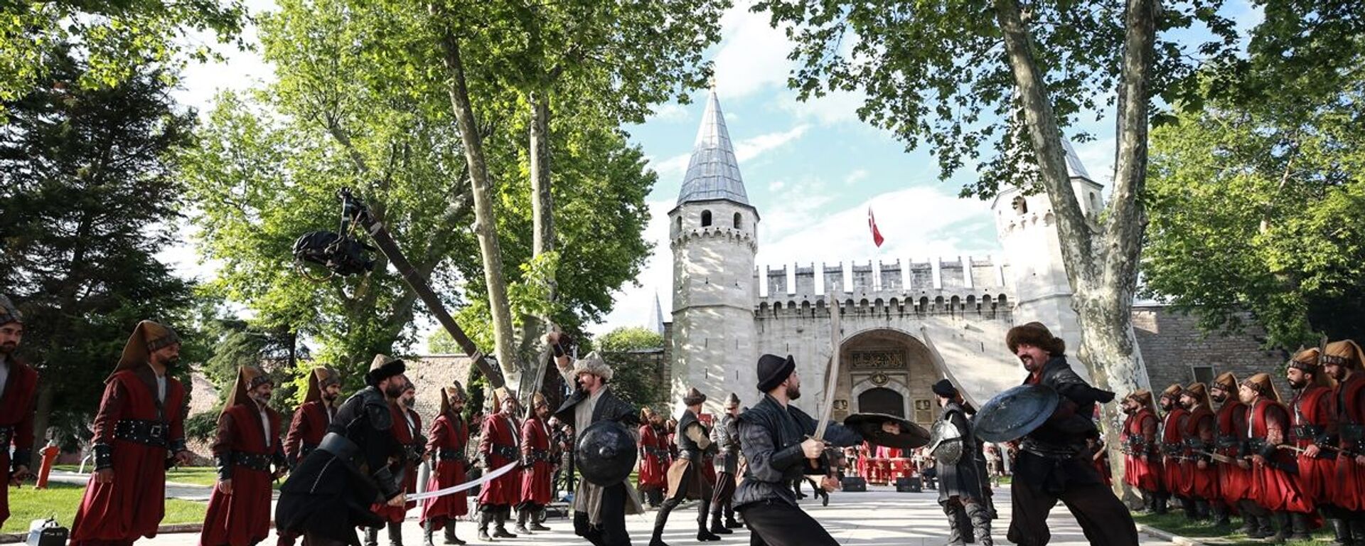 İstanbul Valiliği'nce, Topkapı Sarayı önünde düzenlenen programla İstanbul'un fethinin 567. yıl dönümü kutlandı. Programda kılıç kalkan gösterisi yapıldı. - Sputnik Türkiye, 1920, 20.06.2025