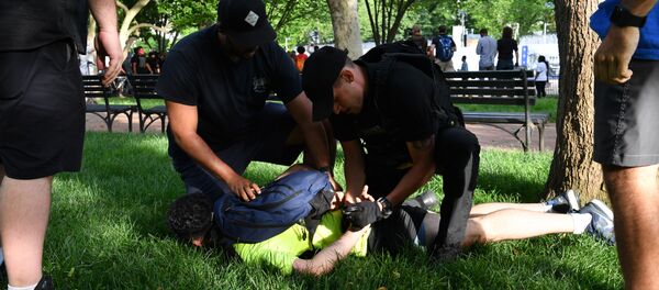 ABD'nin Minnesota eyaletinde polis tarafından gözaltına alınırken öldürülen siyahi George Floyd için Washington DC'de düzenlenen protestoda gösterilerle polis arasında arbede çıktı.  - Sputnik Türkiye