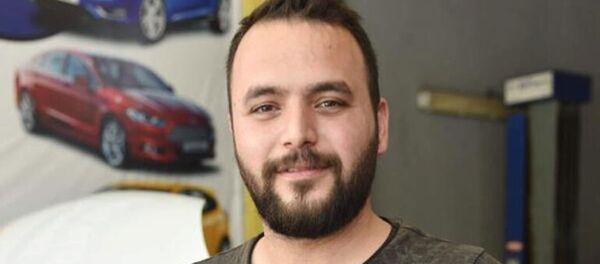 Antalya'da polisin 'dur' ihtarına uymayarak otomobiliyle kaçan sürücü Selahattin Coşkun (27), 1,5 saat süren kovalamaca sonunda yakalandı. 23 bin lira ceza kesilen Coşkun, Bizde her şey zevkine. Hiç üzülmedim. Bizde her şey zevkine. Yine olsun yine yaparım. Böyle de olsa tanınmak güzel dedi. - Sputnik Türkiye