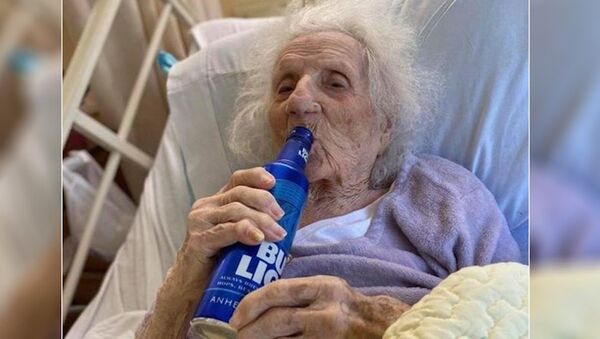 103 yaşında koronavirüsü yendi, ilk isteği bira oldu - Sputnik Türkiye