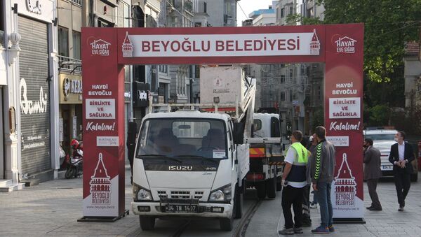 İstanbul Büyükşehir Belediyesi (İBB) ile Beyoğlu Belediyesi zabıta ekipleri, İstiklal Caddesi girişine kurulan tak nedeniyle tartıştı.  - Sputnik Türkiye
