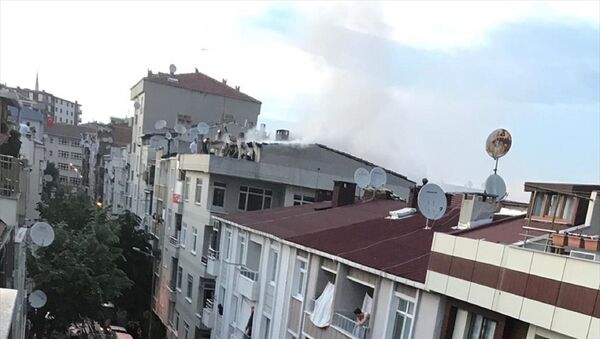 Küçükçekmece'de sokağa çıkma kısıtlaması nedeniyle çatı katında yapılan mangal yangına neden oldu. Alevler içinde kalan çatı kısa sürede söndürüldü. - Sputnik Türkiye
