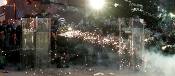 ABD'de polis şiddeti sonucu yaşamını yitiren George Floyd için adalet talebiyle Atlanta'da düzenlenen protestolarda polis göstericilere biber gazı sıktı - Sputnik Türkiye