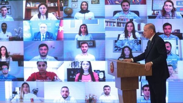 Cumhurbaşkanı Recep Tayyip Erdoğan, gençlerle buluştuğu Dünya Tütüne Hayır Günü programında konuştu.  - Sputnik Türkiye