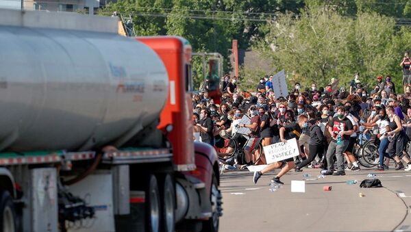 Minneapolis'te tanker sürücüsü, aracını otobanda toplanan binlerce protestocunun üzerine sürdü. - Sputnik Türkiye