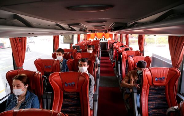 Yolcular, yarı dolulukla hizmet verilen otobüslerde aralıklı oturtuldu.  - Sputnik Türkiye