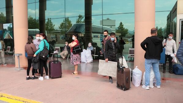Yeni tip koronavirüs (Kovid-19) tedbirleri kapsamında, 14 il ile Zonguldak'a uygulanan seyahat kısıtlamasının kaldırılmasının ardından Yalova Belediyesi Şehirlerarası Otobüs Terminali'nde yoğunluk oluştu.
 - Sputnik Türkiye