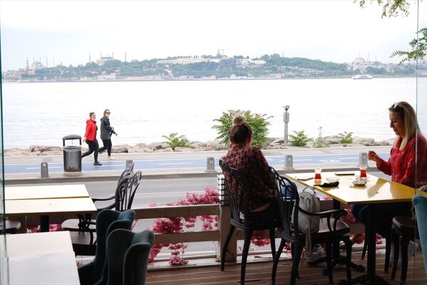 Kafe ve restoranlar yeniden açıldı - Sputnik Türkiye