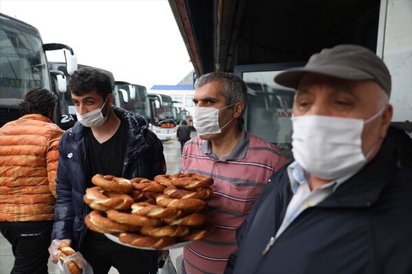 Şehirler arası seyahat yasağının kaldırılmasıyla birlikte 15 Temmuz Şehitler Otogarı'nda çalışan esnaf, iş yerlerine dönmenin mutluluğunu yaşıyor. - Sputnik Türkiye