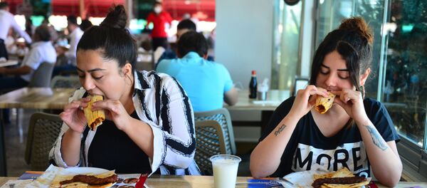 Adanalılar kebapçılara akın etti - Sputnik Türkiye