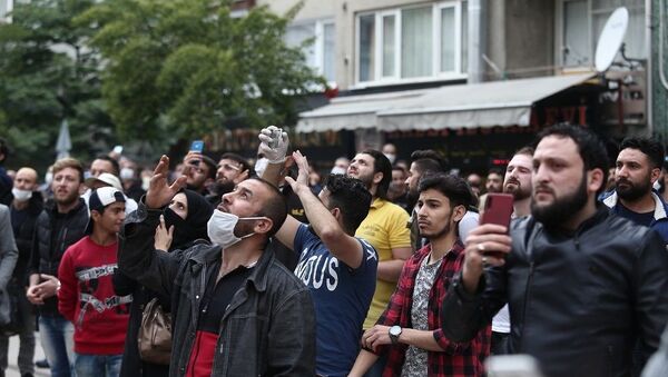 Bursa'da intihar girişimi sosyal mesafeyi unutturdu: Onlarca kişi canlı yayın yaptı - Sputnik Türkiye