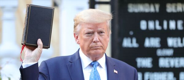 Trump, Beyaz Saray'daki konuşmasının ardından yerleşkeden çıkarak Beyaz Saray'ın yakınındaki St. Johns Kilisesi'ne elinde tuttuğu İncil ile yürüdü. Kilisenin önüne gelen Trump, İncil ile poz verdi. - Sputnik Türkiye
