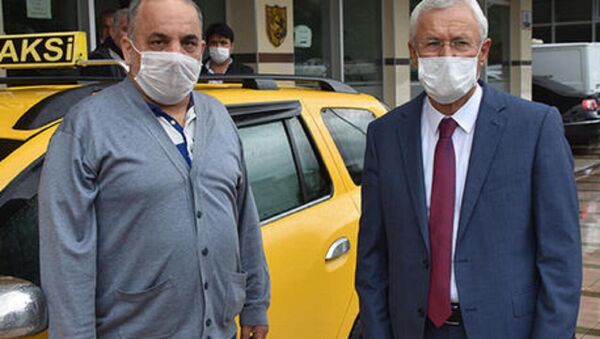 İzmir'in Bayraklı ilçesinde taksici Tarık Mum, aracına binen M.K.'nın, aracında unuttuğu 60 bin TL'yi sahibine teslim etti.  - Sputnik Türkiye