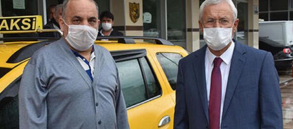 İzmir'in Bayraklı ilçesinde taksici Tarık Mum, aracına binen M.K.'nın, aracında unuttuğu 60 bin TL'yi sahibine teslim etti.  - Sputnik Türkiye