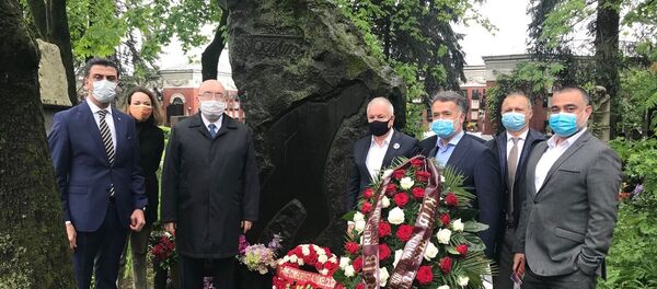 Nazım Hikmet ölümünün 57. yılında mezarı başında anıldı - Sputnik Türkiye