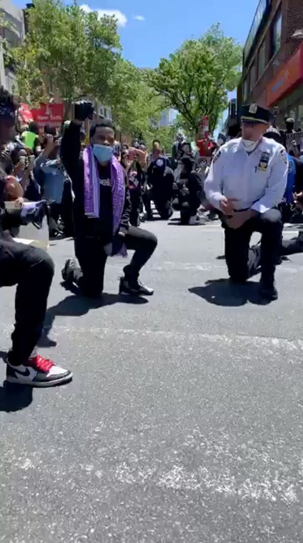 ABD'de polisler polis şiddetine karşı protestolara destek verdi - Sputnik Türkiye