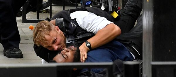 İngiltere'nin başkenti Londra'da, ABD'de polis şiddeti sonucu hayatını kaybeden siyahi George Floyd için düzenlenen gösteride polisler ile protestocular arasında defalarca arbede yaşandı.  - Sputnik Türkiye