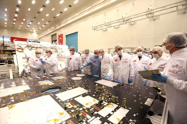 Testlerin başarıyla tamamlanmasının ardından son üretim aşamasına geçilecek uydunun gelecek yıl uzaya fırlatılması planlanıyor. - Sputnik Türkiye