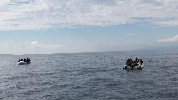 Yunan sahil güvenliğince Türk kara sularına itildikleri iddia edilen sığınmacılar kurtarıldı - Sputnik Türkiye