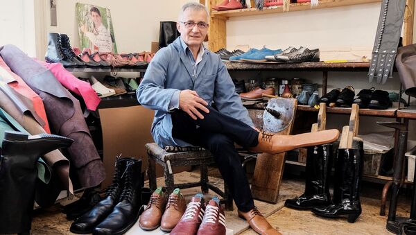 39 yıldır ayakkabı yapan Lup, 2001 yılında açtığı dükkanında hazır ayakkabılar satsa da, geçimini daha çok tiyatro, opera evleri ve geleneksel halk dansı gruplarından gelen özel siparişlerle sağlıyor. - Sputnik Türkiye