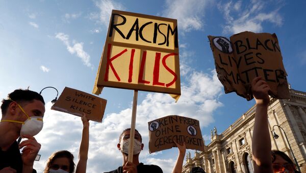ABD'de siyahi George Floyd'un polis şiddeti sonucu yaşamını yitirmesi, Avusturya'nın başkenti Viyana'da protesto edildi. - Sputnik Türkiye