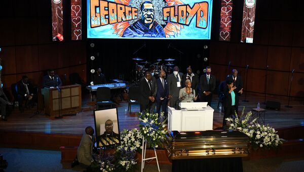Minnesota'da, polis şiddetiyle öldürülen siyahi Amerikalı George Floyd için ilk cenaze töreni düzenlendi.  - Sputnik Türkiye