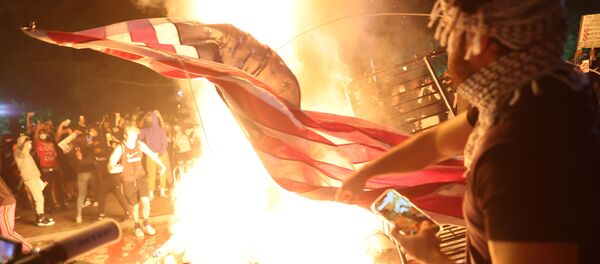 Başkent Washington D.C.'deki George Floyd protestolarında ABD bayrağı yakan protestocular, 31 Mayıs 2020 - Sputnik Türkiye