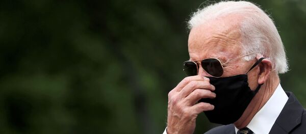 Joe Biden, ABD'de savaşlarda ölenlerin anıldığı Anma Günü'nde anıt ziyaret ederken, 25 Mayıs 2020  - Sputnik Türkiye