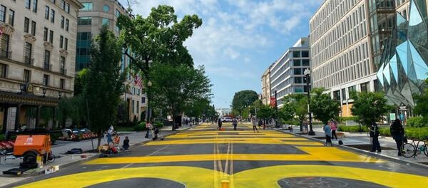 ABD'nin başkenti Washington DC Belediye Başkanı Muriel Bowser, Başkan Donald Trump'a kentteki askeri birlikleri çekmesi için mektup yollarken, Beyaz Saray'a çıkan 16'ncı caddenin ortasına da büyük harflerle Siyahların Hayatı Önemli sloganını yazdırdı.  - Sputnik Türkiye