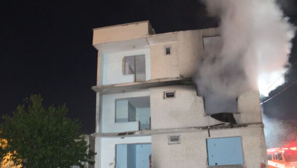 Elazığ depreminde ağır hasar gören 3 katlı boş binada yangın çıktı, itfaiye ekipleri tarafından söndürüldü. - Sputnik Türkiye