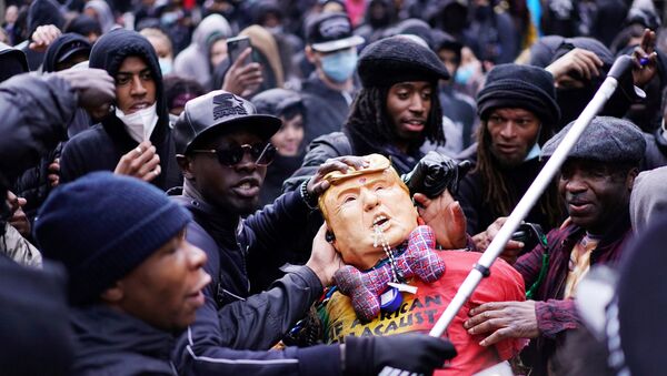 İngiltere’nin başkenti Londra'daki ırkçılık karşıtı gösteride ABD Başkanı Donald Trump'ın maketi - Sputnik Türkiye
