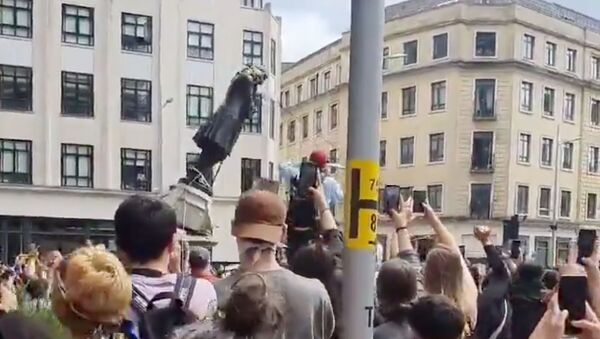 İngiltere'nin Bristol kentinde ırkçılık karşıtı gösteri düzenleyenler bir köle tacirinin heykelini yıktı. - Sputnik Türkiye