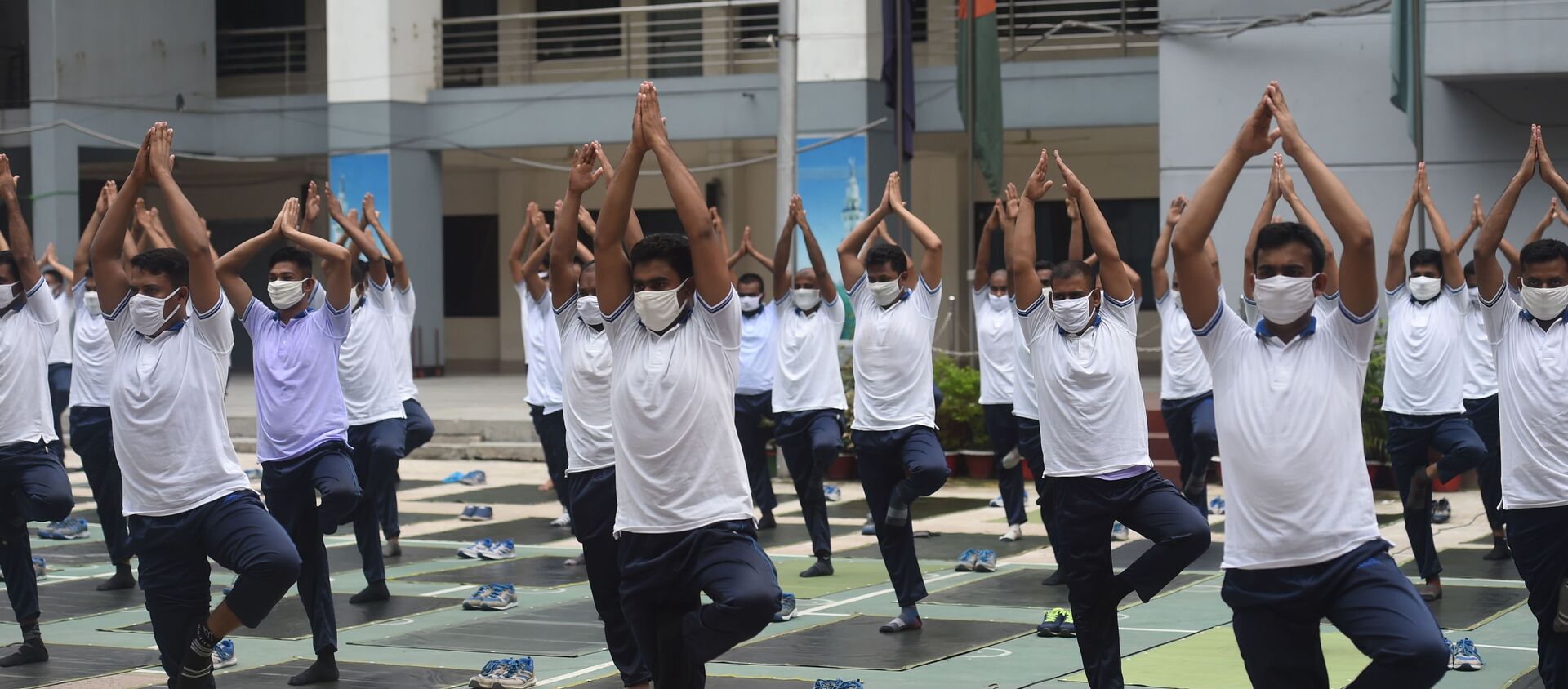 Bangladeş polisi, salgın süresince daha sağlıklı olabilmek adına toplu yoga seansı gerçekleştirdi. - Sputnik Türkiye, 1920, 08.06.2020
