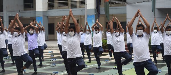 Bangladeş polisi, salgın süresince daha sağlıklı olabilmek adına toplu yoga seansı gerçekleştirdi. - Sputnik Türkiye
