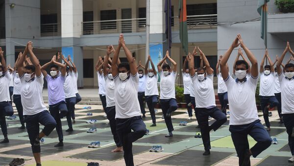 Bangladeş polisi, salgın süresince daha sağlıklı olabilmek adına toplu yoga seansı gerçekleştirdi. - Sputnik Türkiye