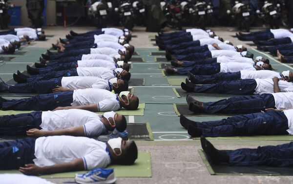 Polislere ders veren yoga eğitmeni, Bir polisin fit olması önemli. Yoga ayrıca nefes konusunda da onlara yardımcı olur” ifadelerini kullandı. - Sputnik Türkiye