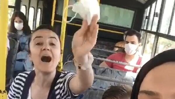 Maske takmayan ve kendisini uyaran yolcularla tartışan kadına 790 TL idari para cezası  - Sputnik Türkiye